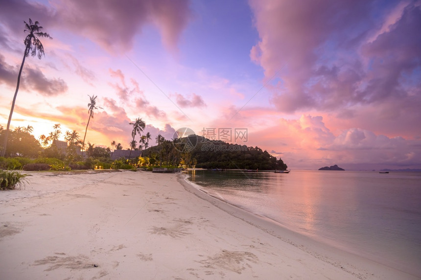 PhiPhi岛在泰国日落时的美景旅游目地概念图片