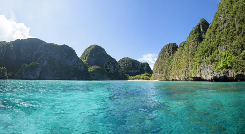 热带海滩绿和白沙风景美丽与蓝色天空相对泰国菲岛的玛雅湾泰国菲岛的玛雅湾热带海滩绿和白沙风景美丽泰国菲岛的玛雅湾图片