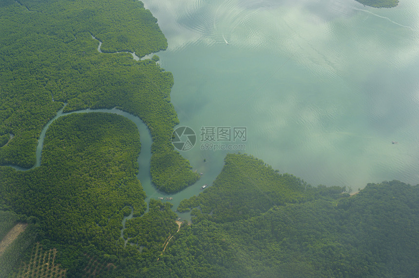 在飞机上空拍摄的热带岛屿和绿石清海的景象照片图片