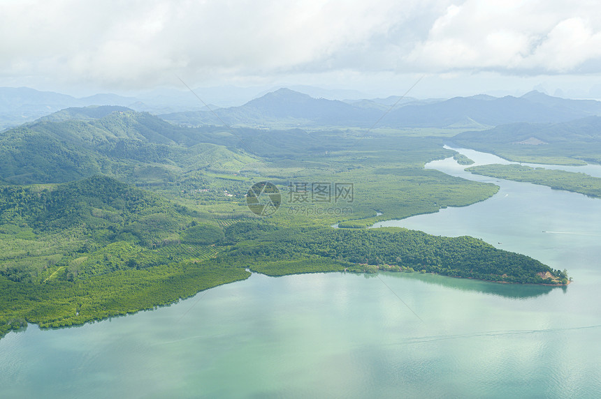 在飞机上空拍摄的热带岛屿和绿石清海的景象照片图片