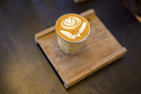 热咖啡拉花艺术的顶部视图图片