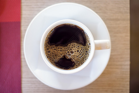 热黑咖啡杯的顶部视图图片