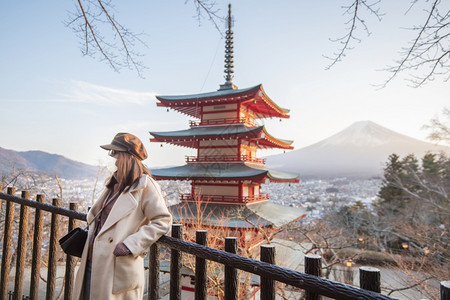 美貌丽的女游客在日本藤山丘里托塔和上戴面罩图片