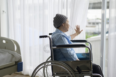 白血病患有抑郁和绝望的亚洲癌症妇女在医院戴头巾背景