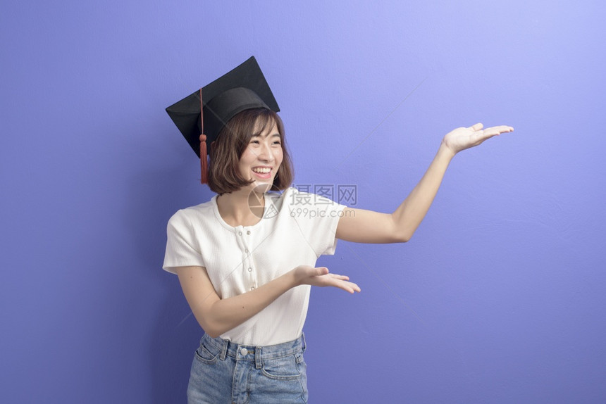 短发女青年带着毕业帽图片