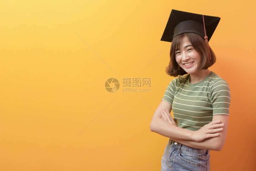 短发女青年带着毕业帽图片