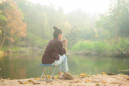 campingtravelerhikedrinkingcalmnesssmilingrelaxingthermosrainforestpeac背景