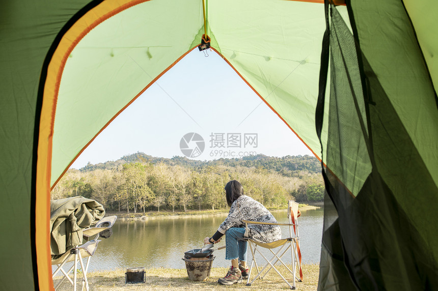 旅行女在露营旅游目的地自然旅游概念中做饭旅行女在露营自然旅游概念中做饭图片