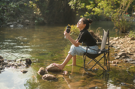 andtravelerhikedrinkingcalmnesssmilingrelaxingthermosrainforestpeac背景