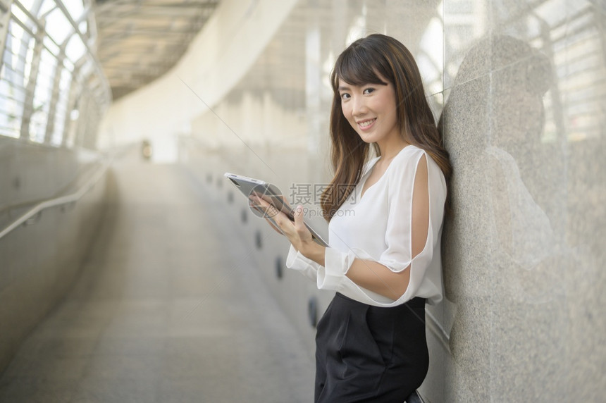 在现代城市工作的美丽年轻亚洲女商人肖像图片