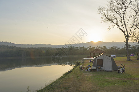 清晨在河附近露天营旅行和假日概念图片