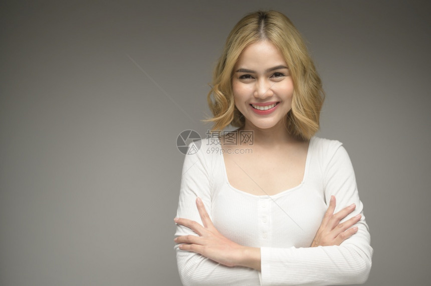 白背景演播室的年轻金发女子肖像图片