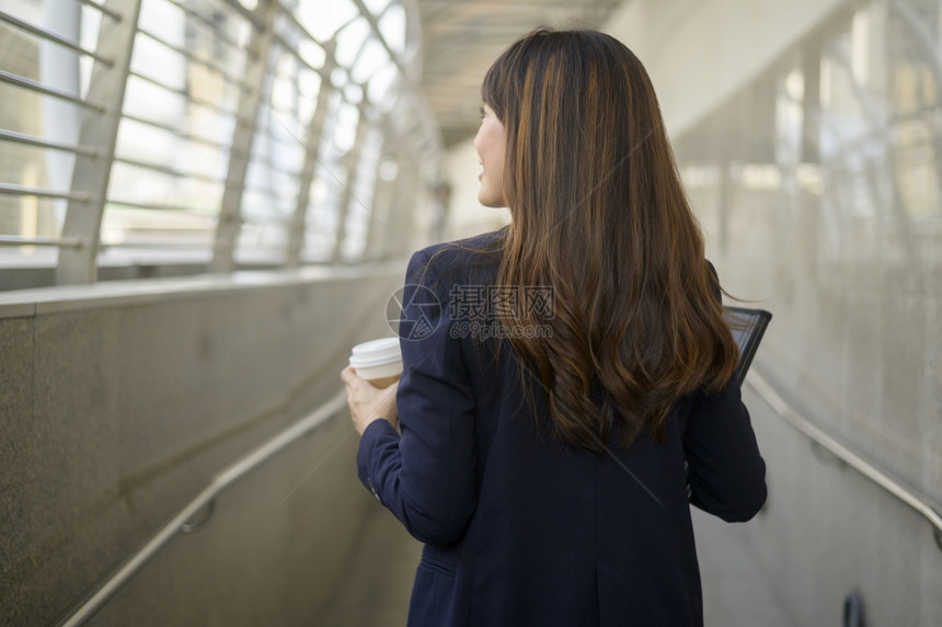 在现代城市工作的美丽年轻亚洲女商人肖像图片