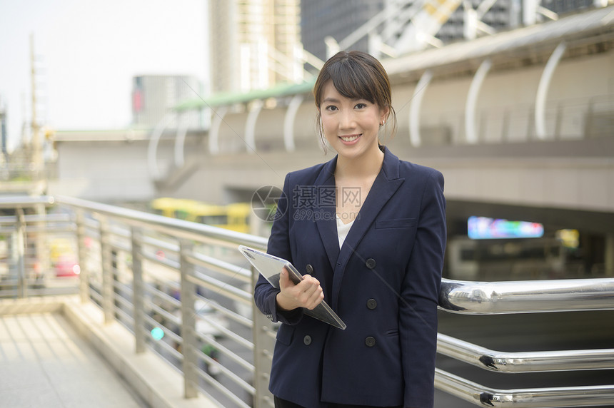 在现代城市工作的美丽年轻亚洲女商人肖像图片