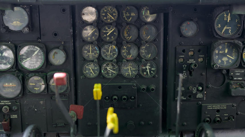 旧式飞机驾驶舱的控制面板图片