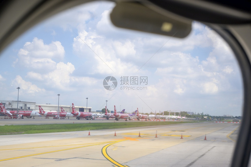 机场停放着许多飞机图片