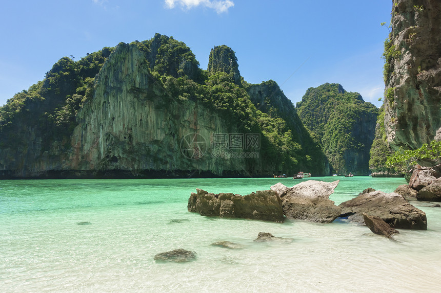 热带海滩绿化和白沙的美丽景色与蓝天空相对图片