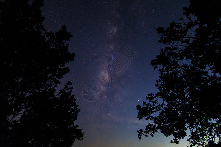 夜间和银河边的天空背景图片