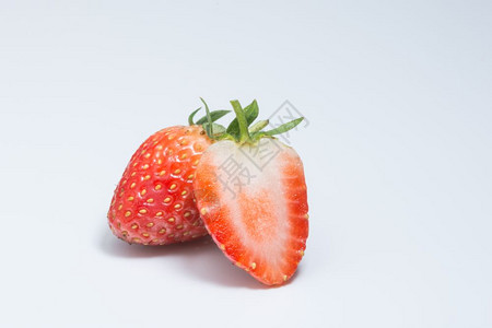 草莓白背景图片