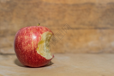 苹果在木地板上被咬伤图片