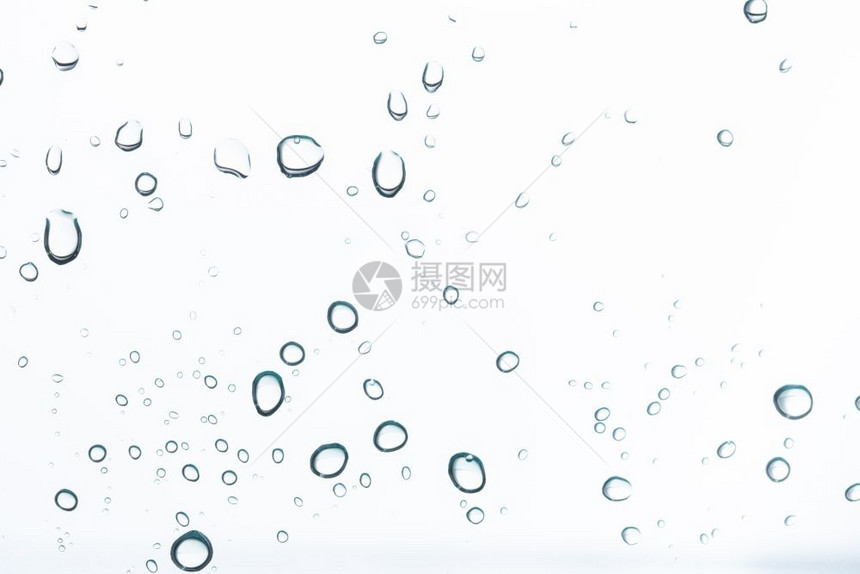 白色背景的水滴图片