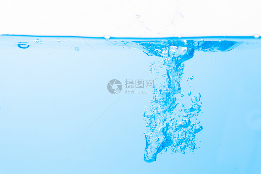 水表面和蓝色泡图片