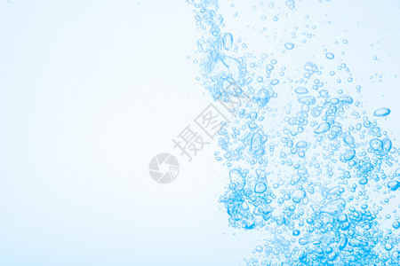 蓝色水中白背景的泡背景图片