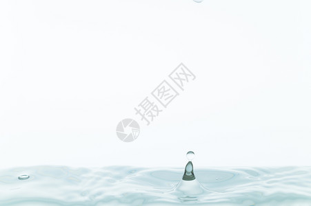 白色背景的水滴和浪图片