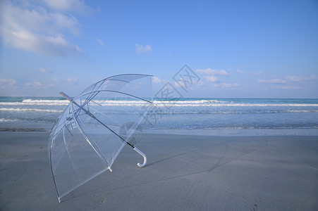 在海滩上躺着的雨伞图片