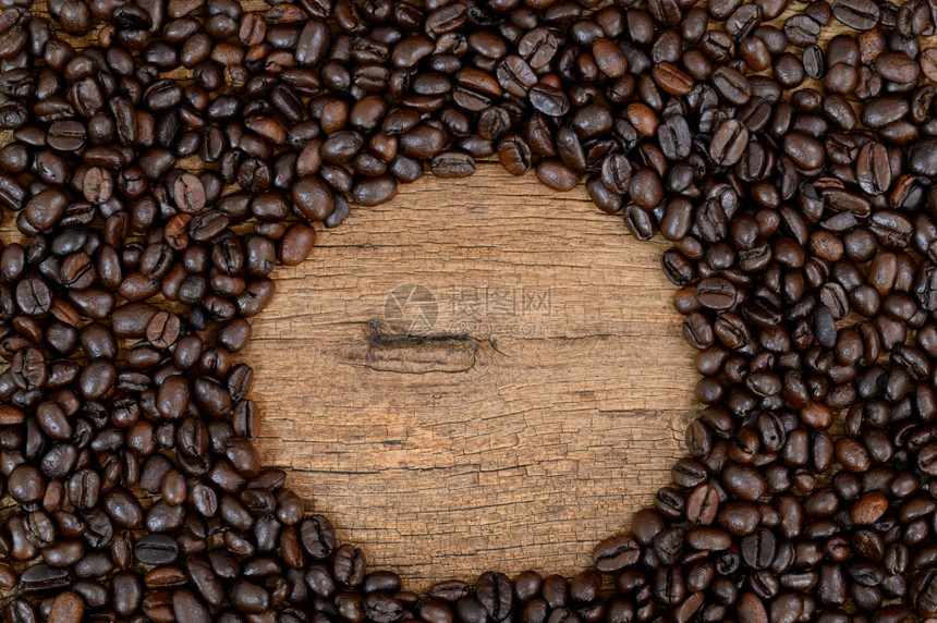 桌上的咖啡豆在圆圈里空洞顶层风景图片