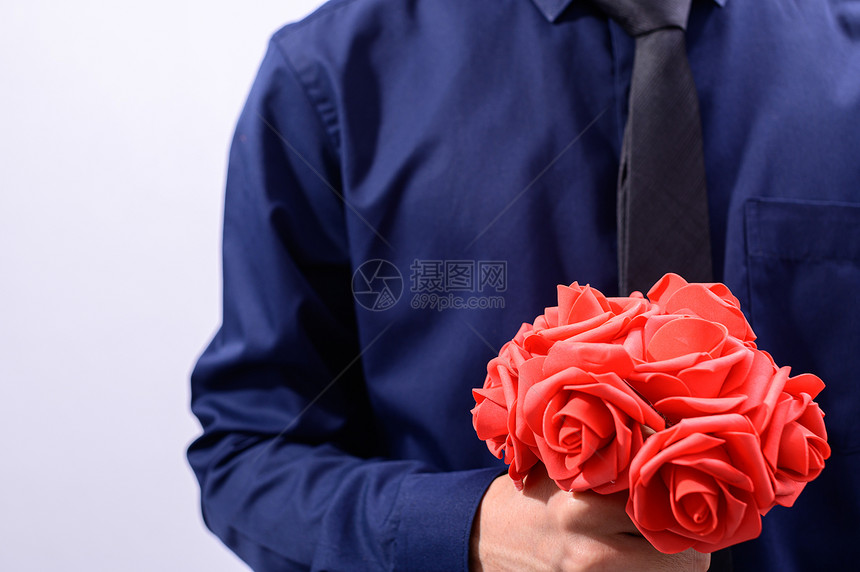 情人节当天男们握着一束玫瑰花图片