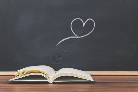 黑板上的书和心形爱情阅读图片