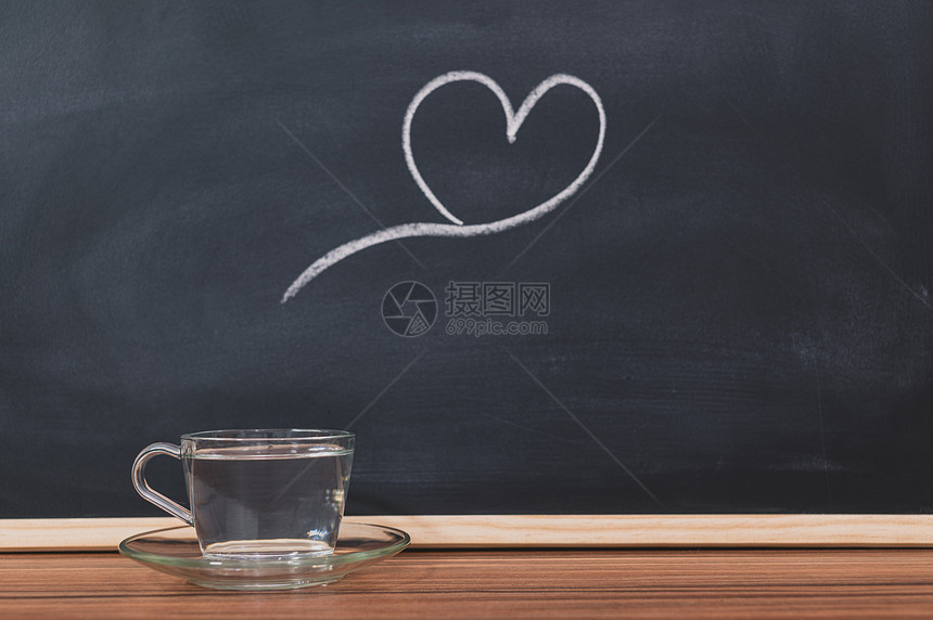 黑板上有一杯水和心脏形状图片