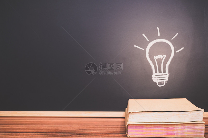 在黑板上读书的概念灯泡符号代表一个想法图片