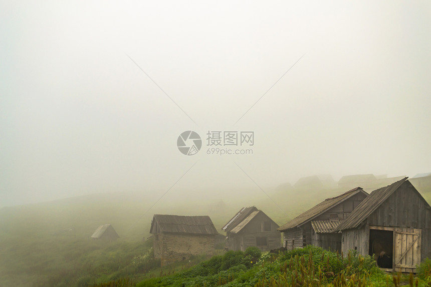 在雾中被遗弃的山村图片