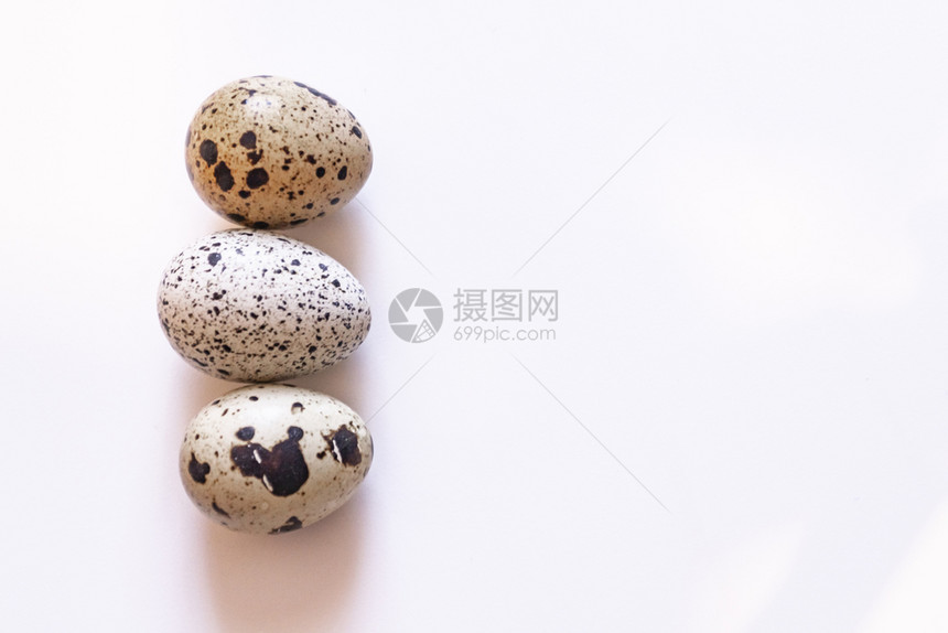 Quail蛋一组在白色背景上孤立的蛋切合照片图片