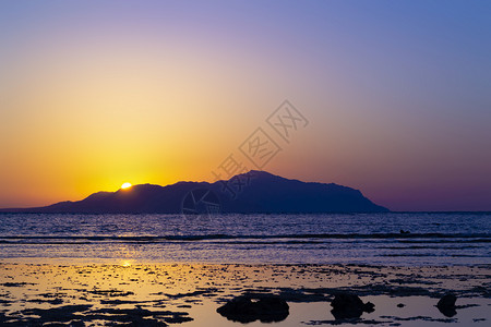 谢赫海岸红海上美丽多彩的日落埃及背景