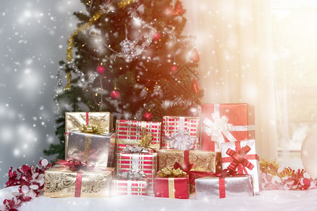 许多圣诞节在餐桌上送礼物盒面有圣诞树节日礼物新年和庆祝概念图片