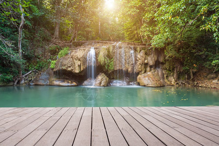 木板和伊拉旺公园瀑布的背景图片