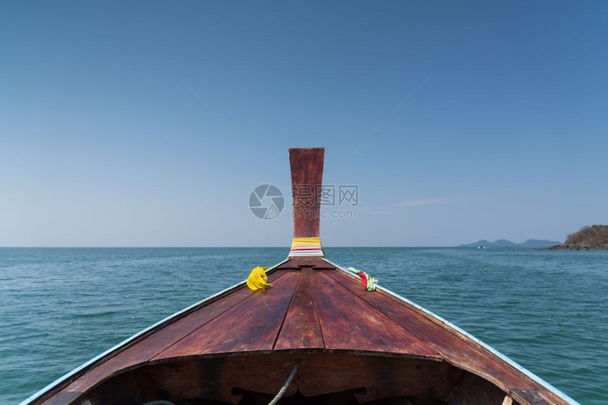 泰国木头长尾拖船朝泰国的热带安达曼海岸驶去图片