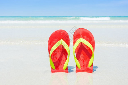 沙滩泰国假日热带海滩上的拖鞋图片