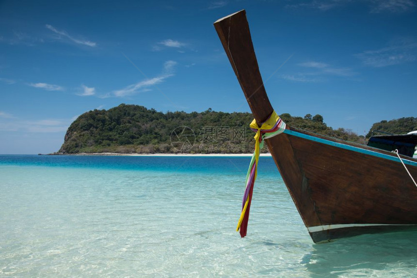 泰国南部高鲁克岛沙滩上的长尾拖船图片
