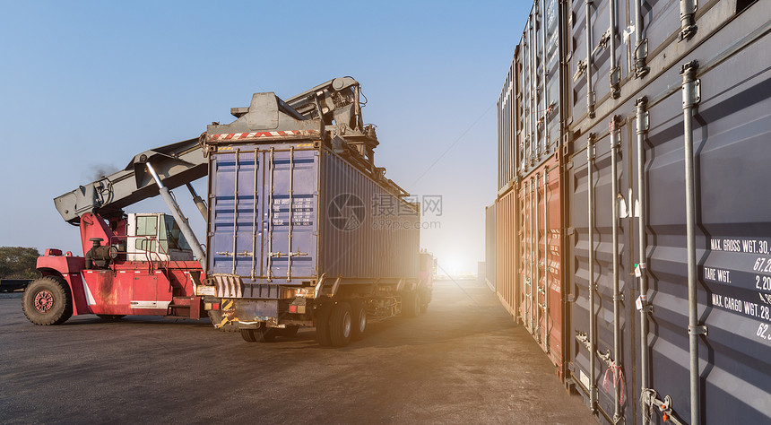在泰国港口装卸集箱的叉车图片