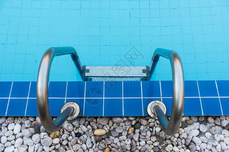 酒店蓝色游泳池有休息楼梯的蓝色游泳池图片