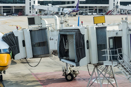 乘客抵达机场准备登机图片