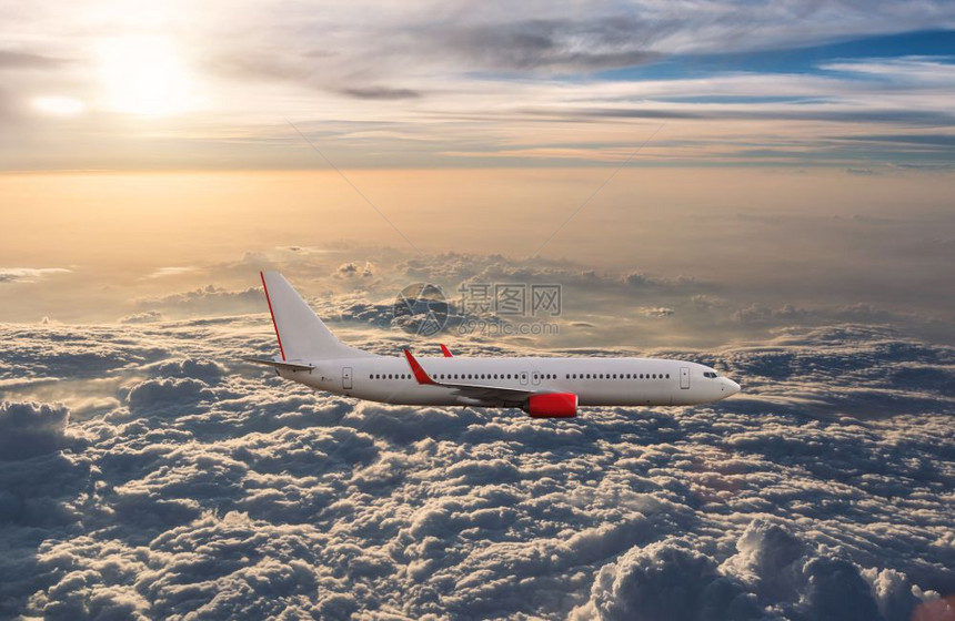 空航飞机穿过美丽的云彩图片