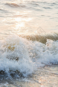 沙滩的海浪日落图片