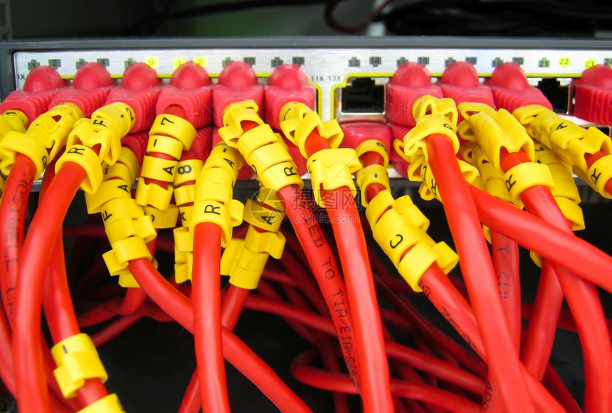 EthernetRJ45电缆连接到商业服务器网络的互联开关图片