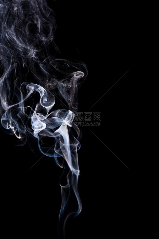 黑色背景隔离的烟雾摘要图片