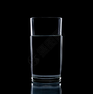黑色背景上的玻璃清水分离背景图片